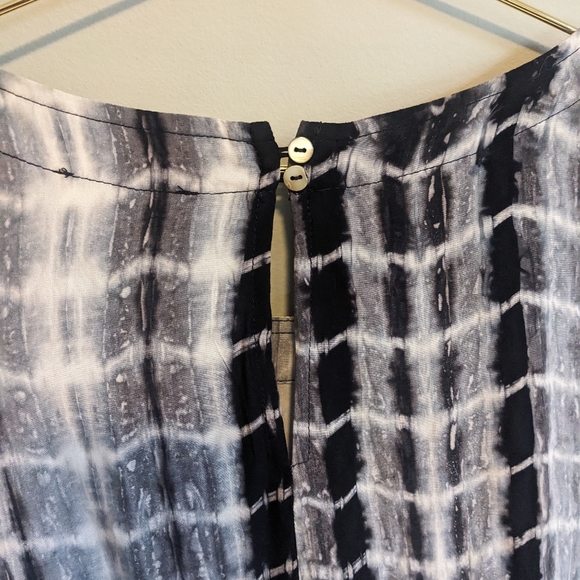 Entro Black and White Tie Dye Peplum Swing Top, size S - Picture 4 of 4